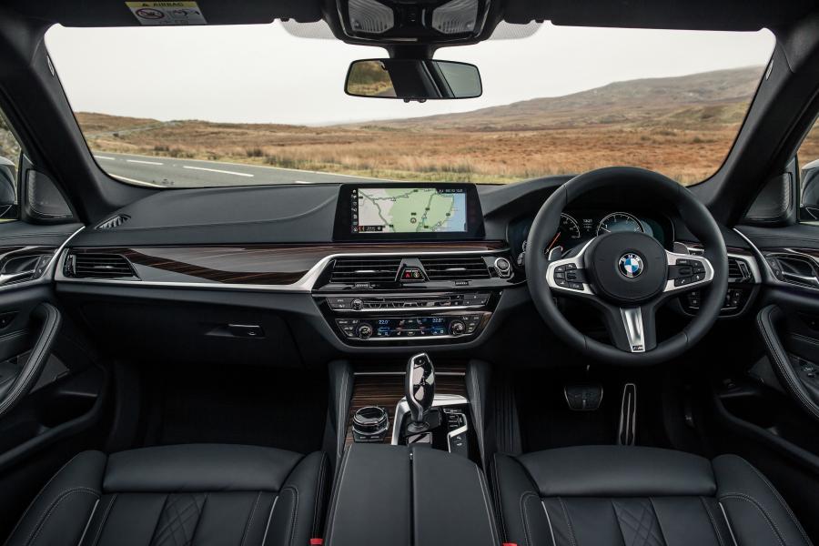 Торпедо BMW 530i xDrive Sedan M Sport 2017 года  (UK) (фото 21 из 23)